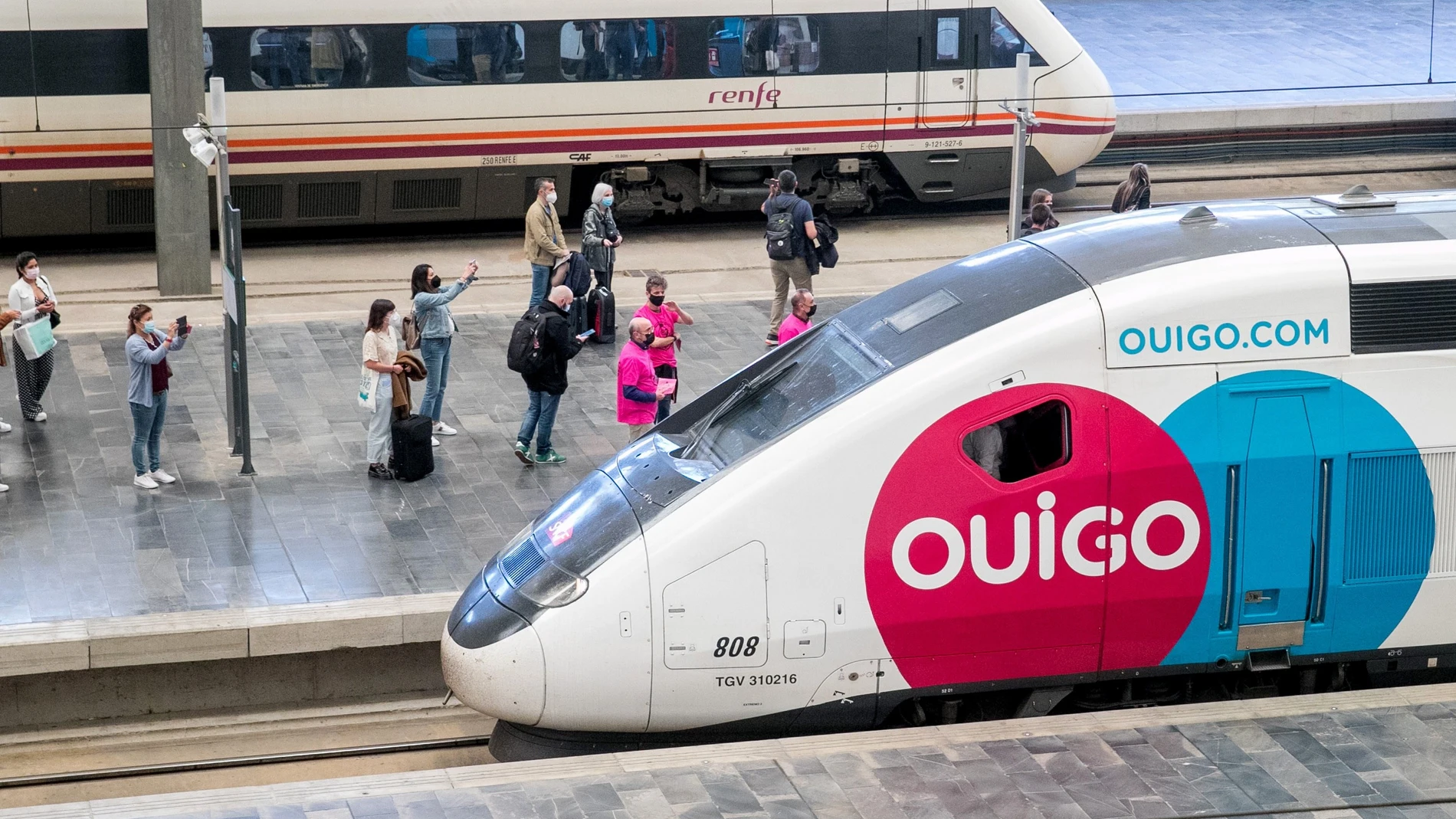 Un tren de Ouigo en la estación de Delicias en Zaragoza