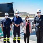 El director del astillero de Navantia, Agustín Álvarez (1i); el presidente de Navantia, Ricardo Domínguez (2i) y la ministra de Defensa, Margarita Robles, durante su visita al submarino S-81 'Isaac Peral'