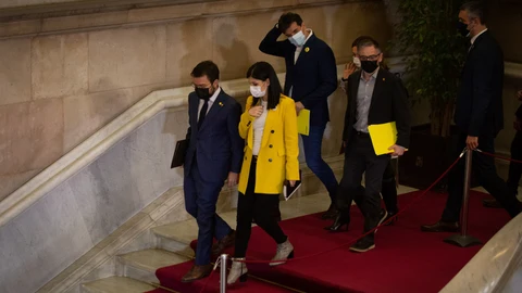 El candidato de ERC a la Presidencia de la Generalitat, Pere Aragonès, junto a la secretaria general adjunta y portavoz de ERC, Marta Vilalta, en el Parlament al inicio de la segunda vuelta del pleno de investidura fallido del pasado marzo