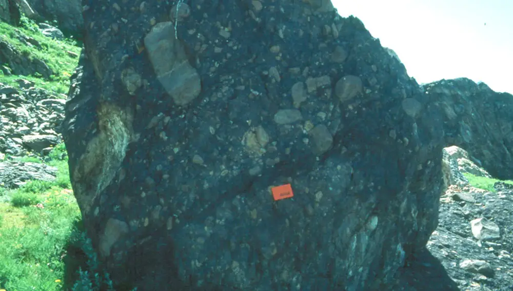 Este peñasco situado en Isla Antílope (Utah, Estados Unidos) es un buen ejemplo de roca formada por la acción de los glaciares. El peñasco contiene piedras de tamaño muy variado suspendidas en una matriz de color oscuro. Este tipo de conglomerado se llama diamictita, y puede formarse también en entornos volcánicos o marinos, no necesariamente relacionados con glaciares. Esto ha generado cierta discusión acerca de si las diamictitas del supergrupo huroniano de Canadá representan realmente glaciaciones o hay que interpretarlas de otra manera. A día de hoy la interpretación glacial es la más aceptada.