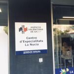 La Conselleria de Sanidad debe cambiar el rótulo de este centro de especialidades de la Nucía para que esté también en castellano