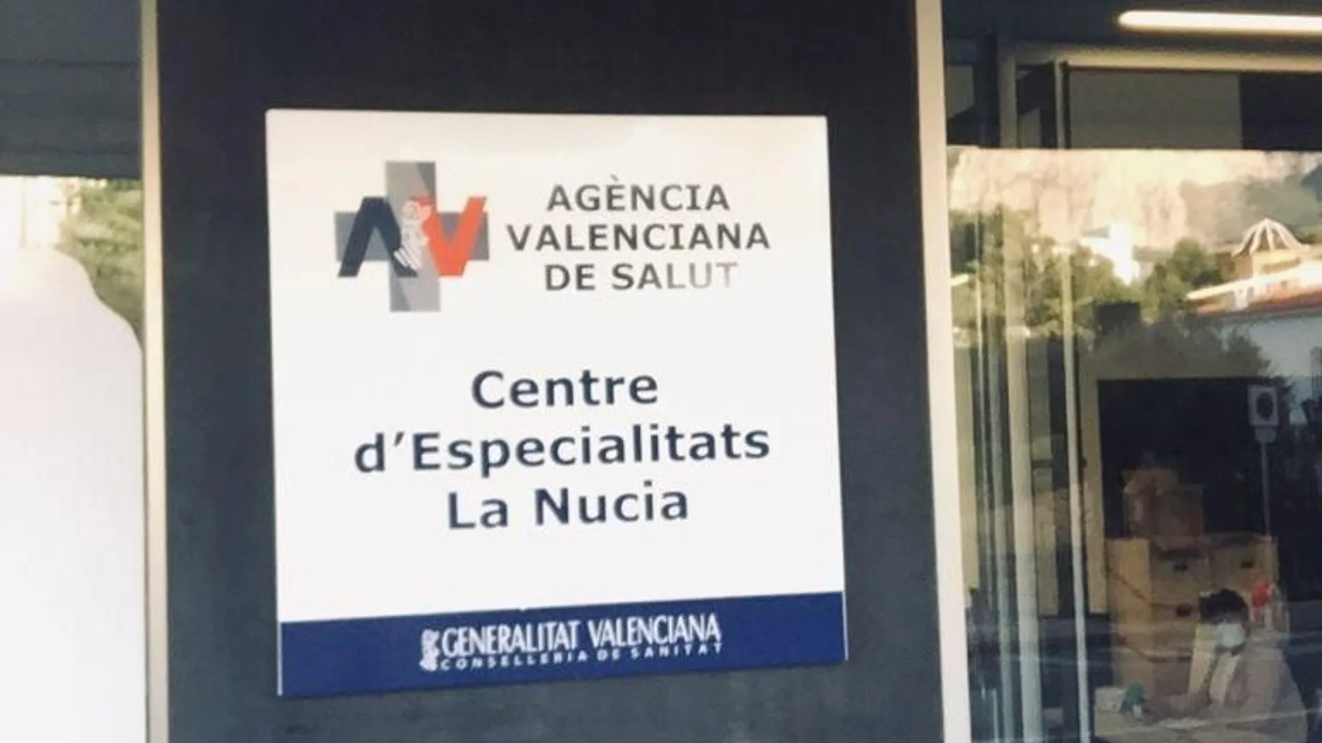 La Conselleria de Sanidad debe cambiar el rótulo de este centro de especialidades de la Nucía para que esté también en castellano