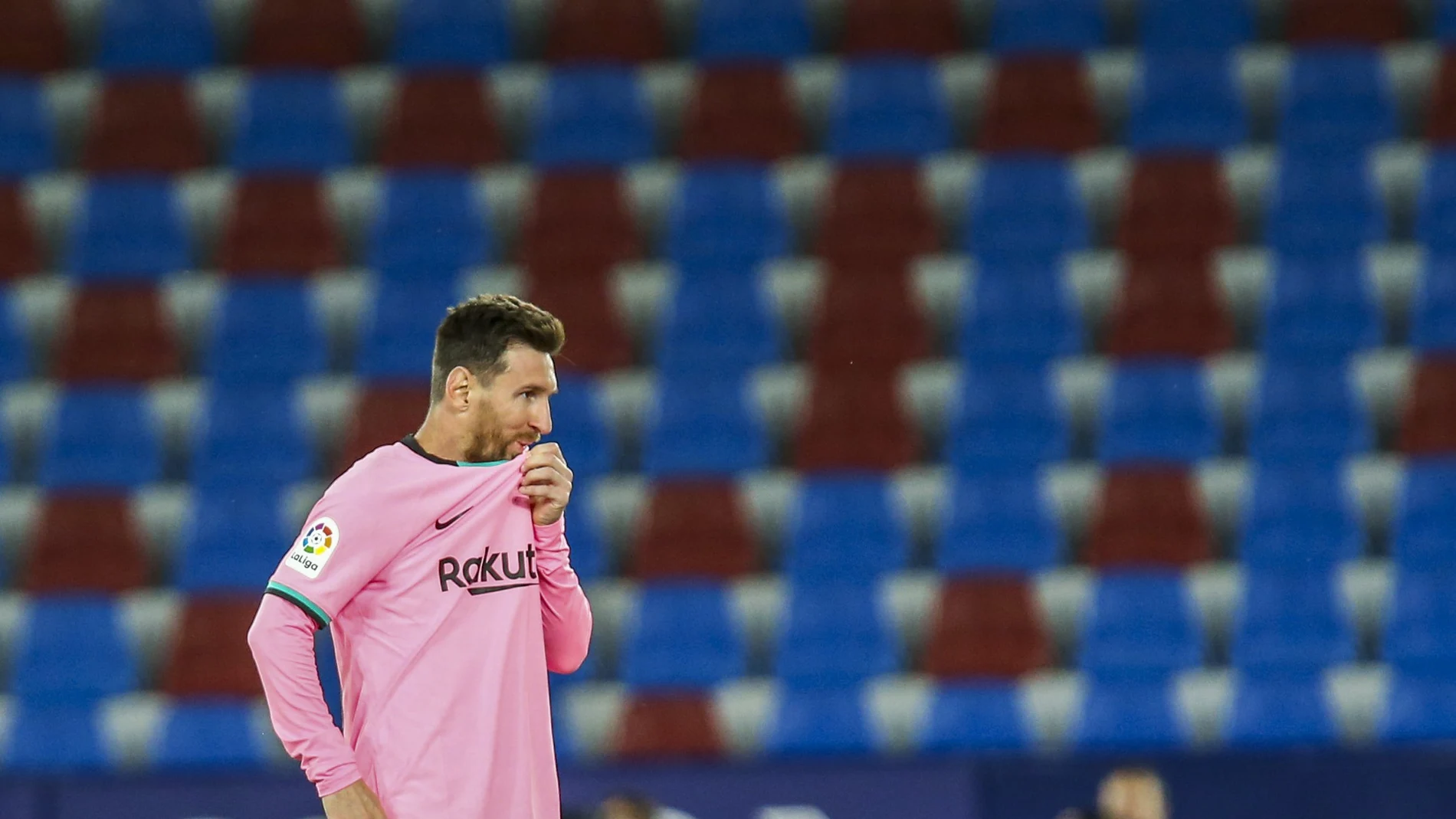 Messi se lamenta en el partido contra el Levante