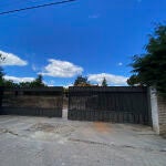 La entrada de la casa de Valdelagua donde podría instalarse Pablo Iglesias en unos meses