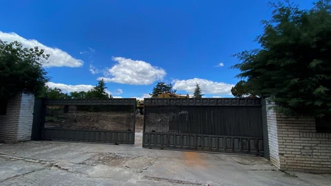 La entrada de la casa de Valdelagua donde podría instalarse Pablo Iglesias en unos meses