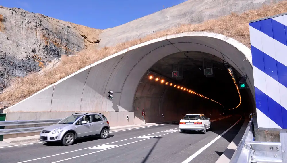 Tunel de Piqueras en la N-111 que une La Rioja y Soria