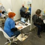 Una enfermera vacuna a una mujer en el centro de vacunación de la Fira de Barcelona, EFE/Enric Fontcuberta