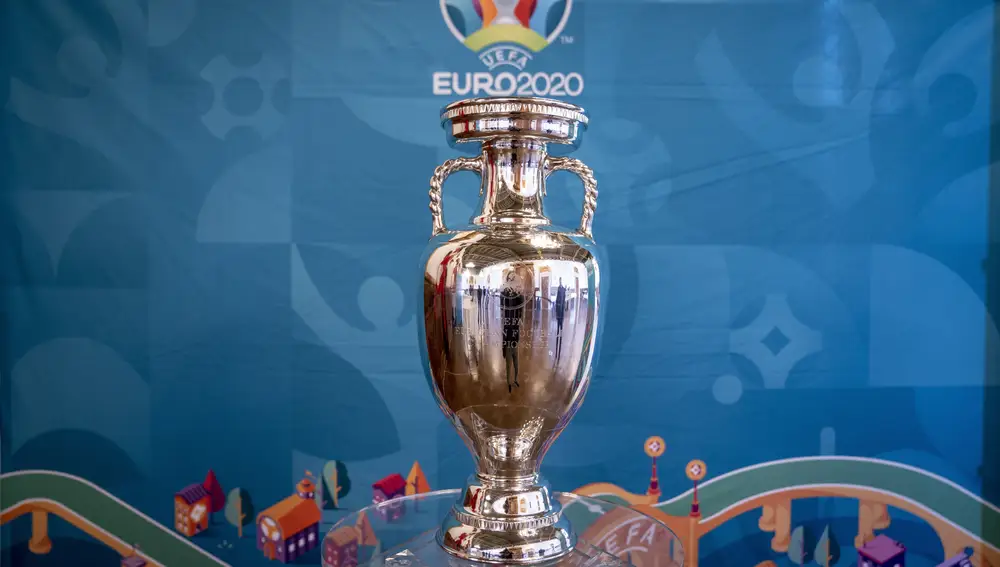 El trofeo de la Eurocopa 2021 ha viajado ya por media Europa.