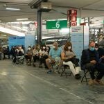 Decenas de personas entre 55 y 59 años hacen cola para vacunarse en el centro de vacunación de la Fira de Barcelona