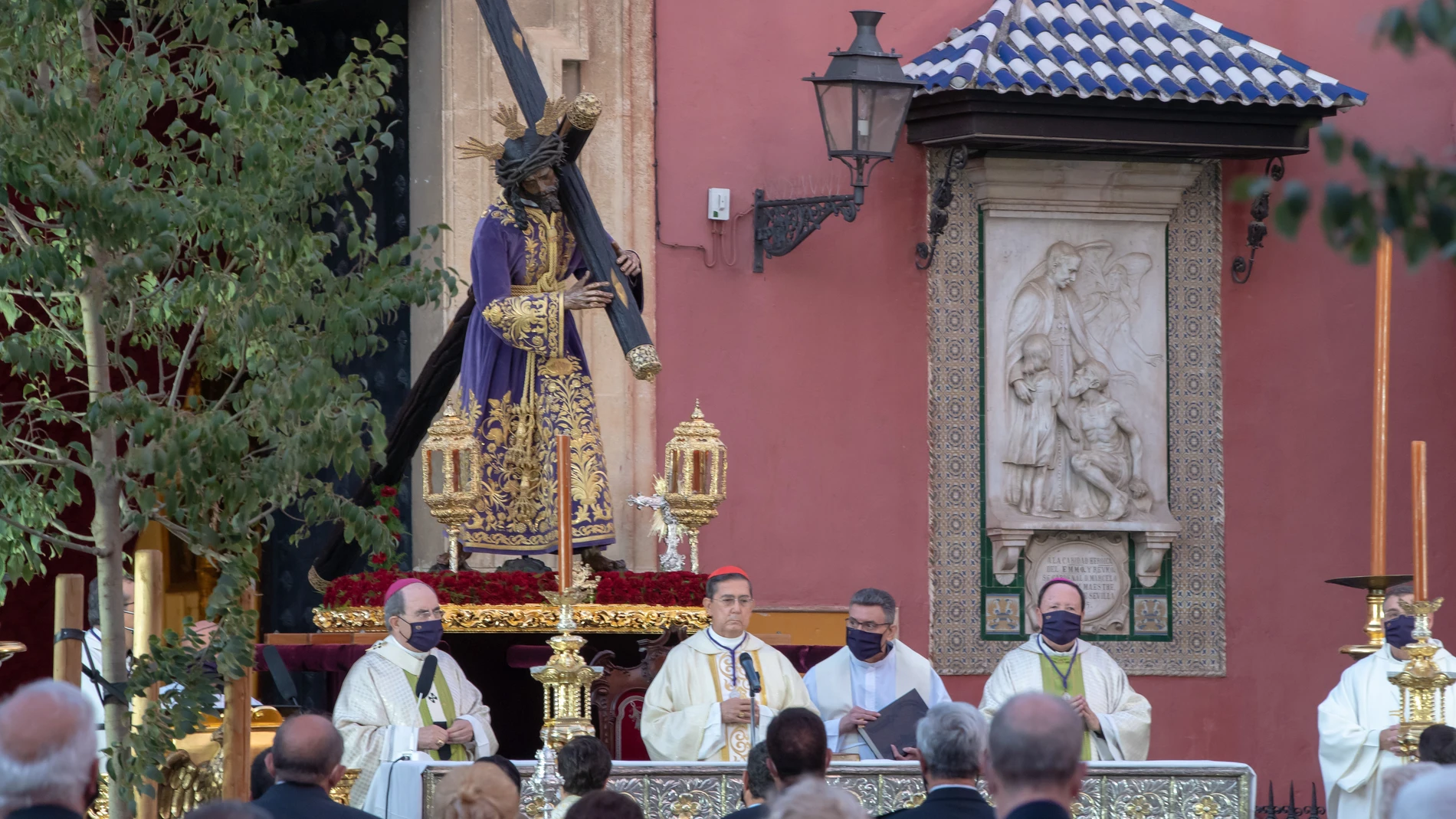Imagen de archivo de la misa extraordinaria con motivo del IV centenario del Señor del Gran Poder, en la Plaza de San Lorenzo, en octubre de 2020