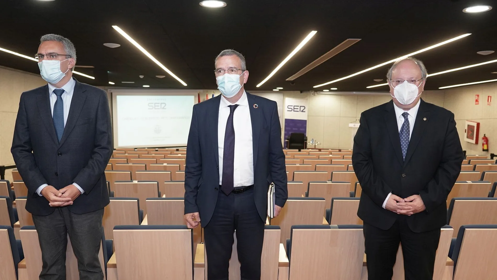 El secretario para el Reto Demográfico, Francesc Boya, junto al delegado del Gobierno, Javier Izquierdo, y el presidente del CES de Castilla y León, Enrique Cabero