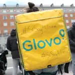Un repartido de Glovo participa en una manifestación en Madrid, a 11 de mayo de 2021, en contra de la llamada "ley rider"