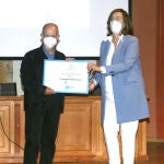 Ángeles Armisén hace entrega del premio "Piedad Isla" a José Manuel Navia