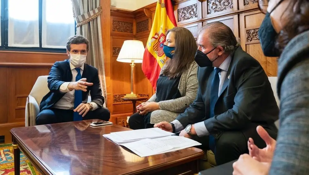 El líder del PP, Pablo Casado, se reúne con la AVT en su despacho del Congreso