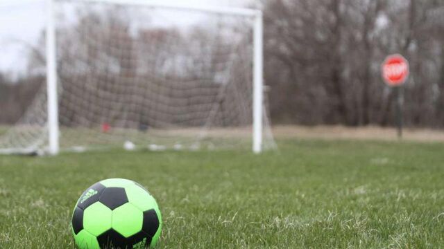 Una pelota en un campo de fútbol