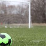 Una pelota en un campo de fútbol