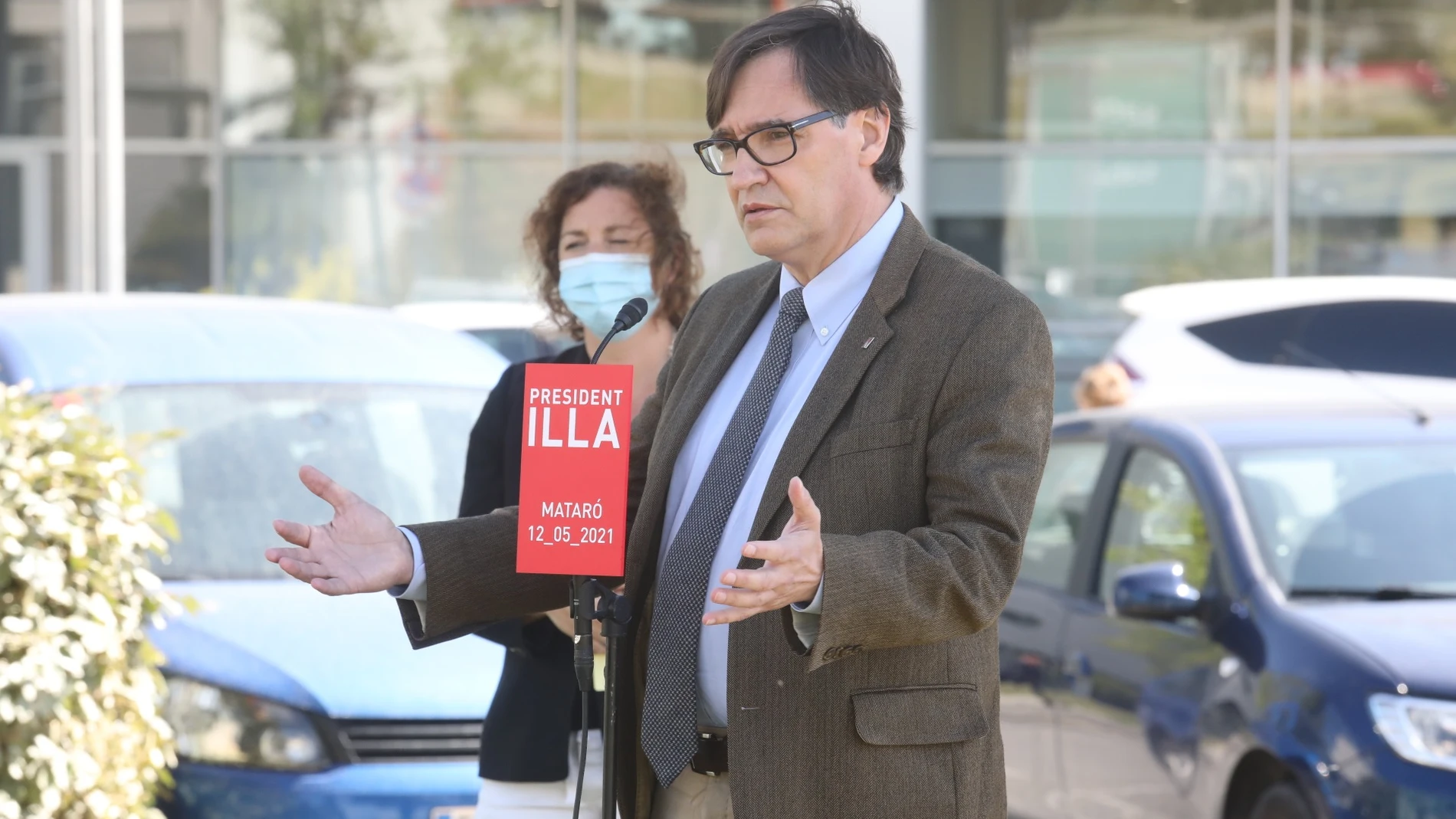 El líder del PSC en el Parlament, Salvador Illa, en rueda de prensa en Mataró (Barcelona) junto a la portavoz del PSC-Units, Alícia Romero.