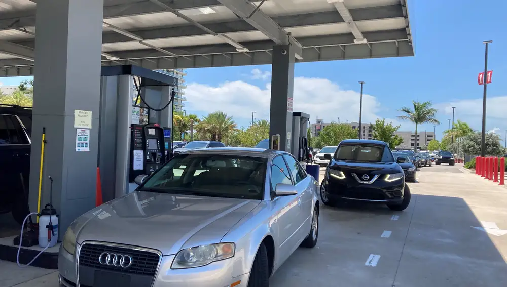 Varios coches esperan una larga fila para abastecerse en una estación de gasolina en Miami