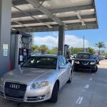 Varios coches esperan una larga fila para abastecerse en una estación de gasolina en Miami