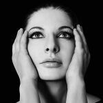Marina Abramović en una pose que imita a la de la soprano María Callas, tan bella como la retrató Cecil Beaton en una imagen icónica