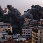 Edificio ocupado por dirigentes de Hamas se viene abajo en Gaza tras un ataque israelí