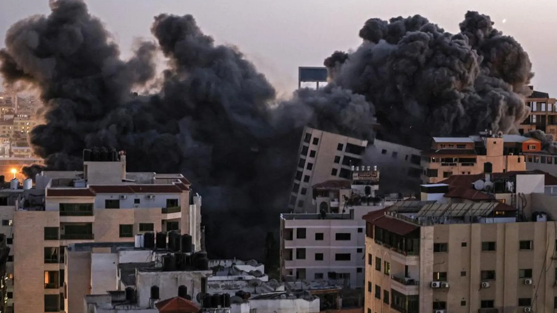 Edificio ocupado por dirigentes de Hamas se viene abajo en Gaza tras un ataque israelí