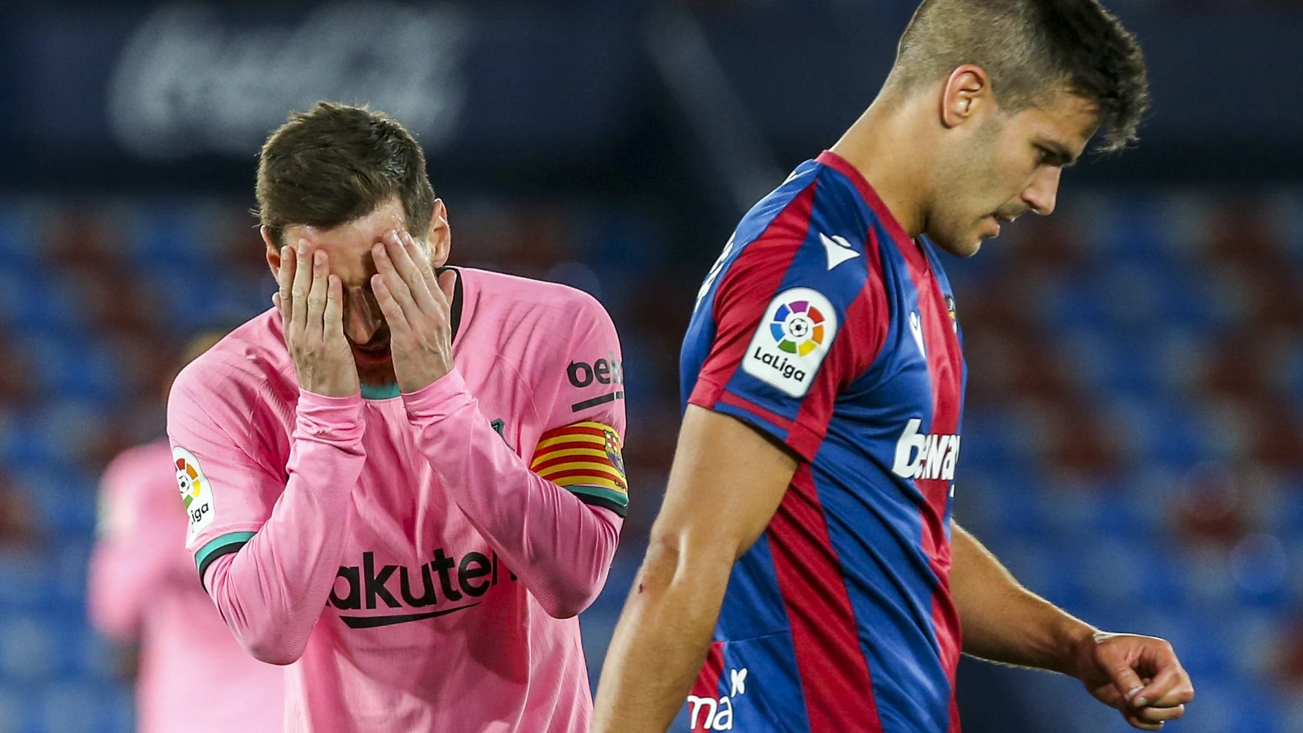 Lionel Messi se lamenta durante el encuentro ante el Levante