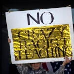 Un cartel de protesta en contra del racismo en las aulas
