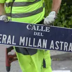 Operarios municipales retiraron las placas de la vía dedicada a Millán Astray en cumplimiento del acuerdo del Pleno del Ayuntamiento de la capital