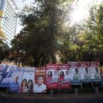 Fotografía que muestra carteles electorales previo a las mega elecciones que se celebrarán entre el 15 y el 16 de mayo, en Santiago (Chile)
