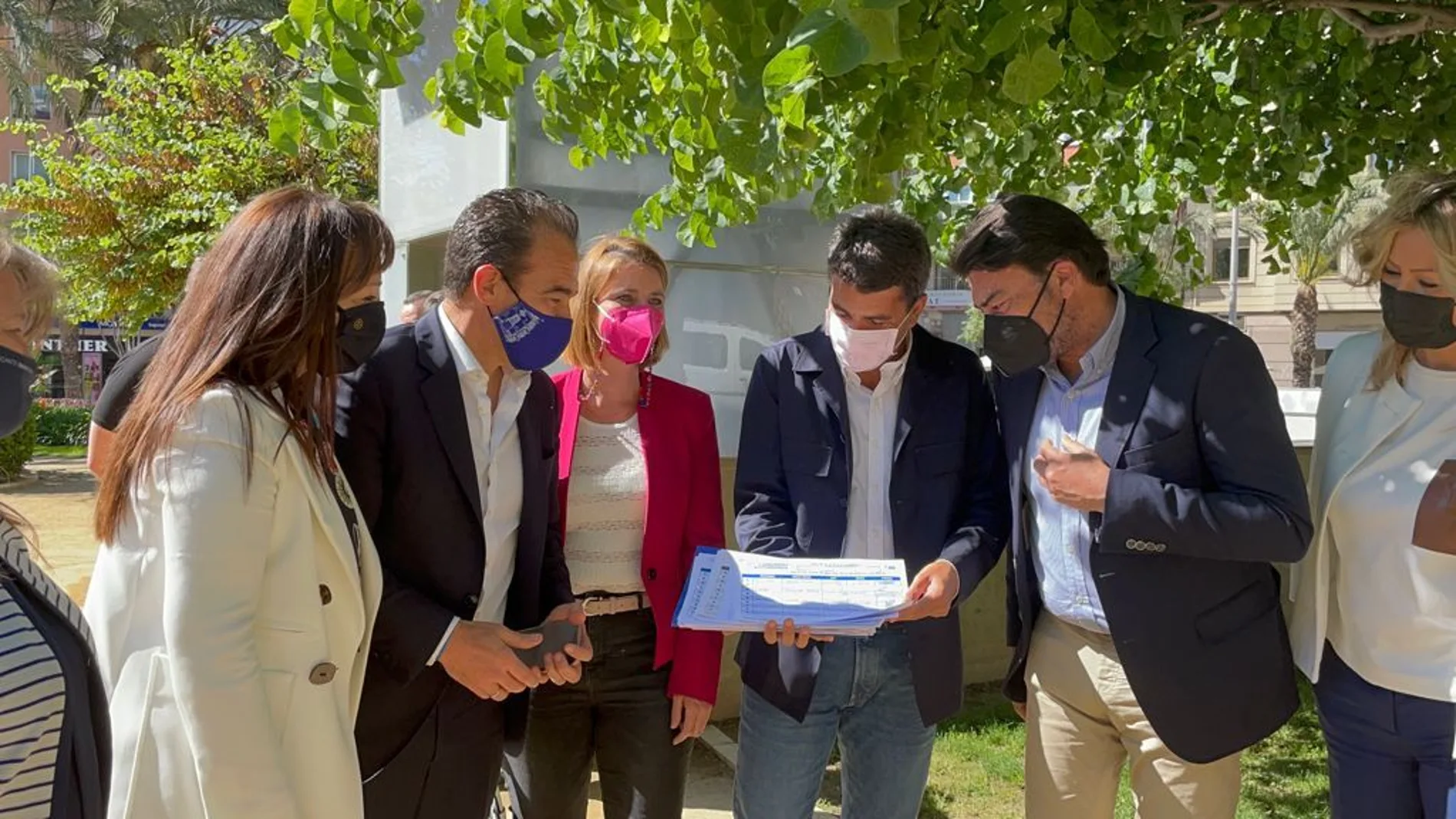 Carlos Mazón en la recogida primeros avales ciudad de Alicante