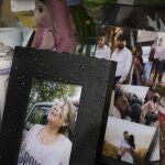 Una foto de Joana Cruz, en primer plano, en un memorial improvisado, en Colorado Springs, Colorado. Cruz era la matriarca de la familia en la que seis murieron a tiros la madrugada del Día de la Madre
