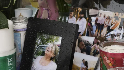 Una foto de Joana Cruz, en primer plano, en un memorial improvisado, en Colorado Springs, Colorado. Cruz era la matriarca de la familia en la que seis murieron a tiros la madrugada del Día de la Madre