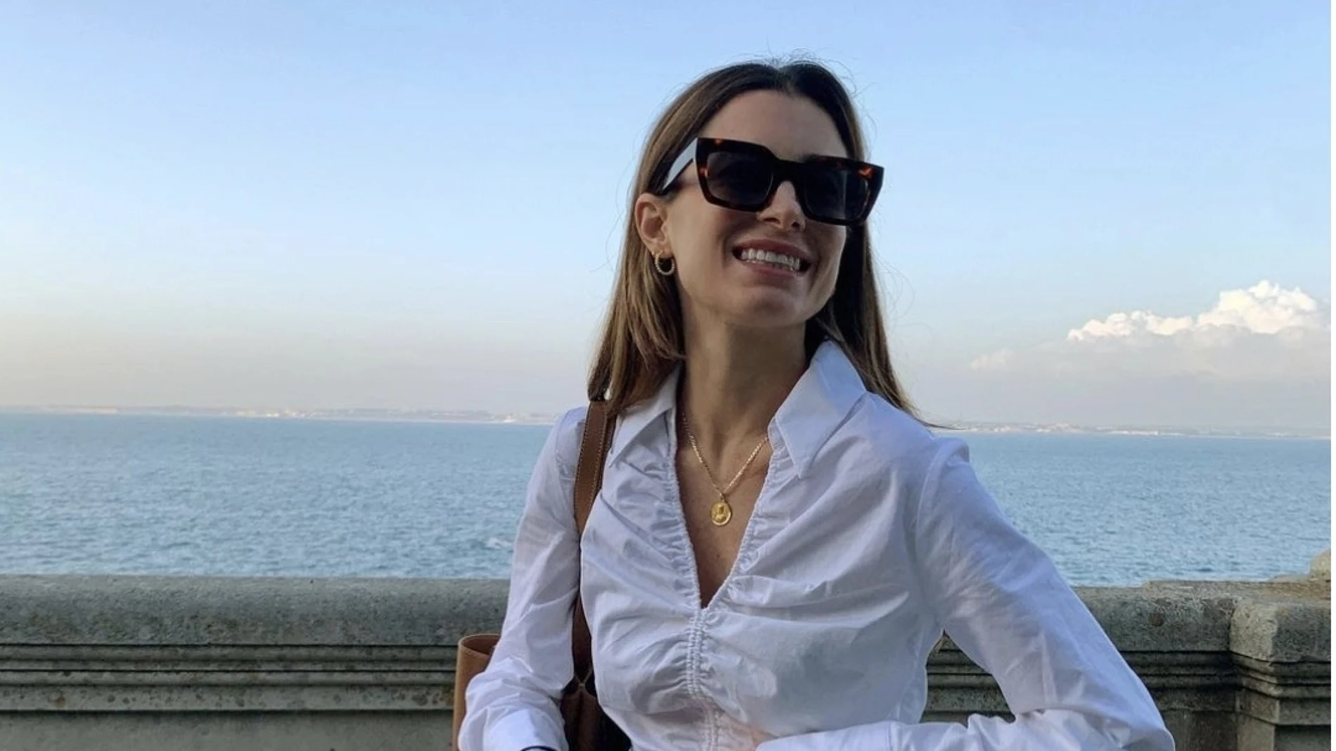 La influencer María Valdés con camisa blanca/ Instagram @marvaldel