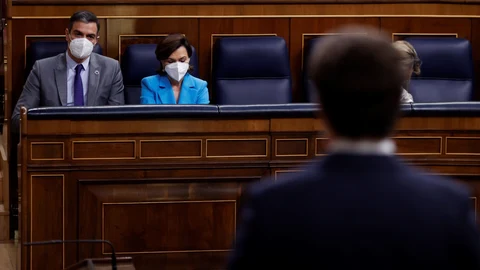 El presidente del Gobierno, Pedro Sánchez, y la vicepresidenta Carmen Calvo escuchan a Pablo Casado en el Congreso
