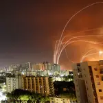 El sistema antimisiles Cúpula de Hierro de Israel intercepta cohetes lanzados desde la Franja de Gaza hacia Israel