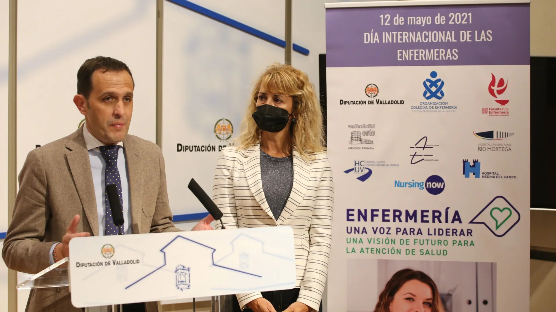 El presidente de la Diputación de Valladolid, Conrado íscar, atiende a la prensa junto a la presidente del Colegio de Enfermería de Valladolid, Silvia Sáez