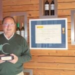 El presidente de Bodegas Familiares Matarromera, Carlos Moro, posa con su premio junto a la Medalla de Oro al Mérito Turístico en Sostenibilidad y Calidad, concedido por el Ministerio de Industria, Energía y Turismo en 2015.