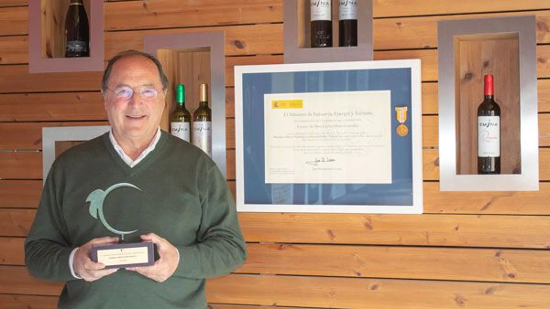 El presidente de Bodegas Familiares Matarromera, Carlos Moro, posa con su premio junto a la Medalla de Oro al Mérito Turístico en Sostenibilidad y Calidad, concedido por el Ministerio de Industria, Energía y Turismo en 2015.