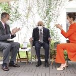 Felipe VI ha manifestado también su alegría y la de la reina de poder entregar personalmente el premio a Francisco Brines