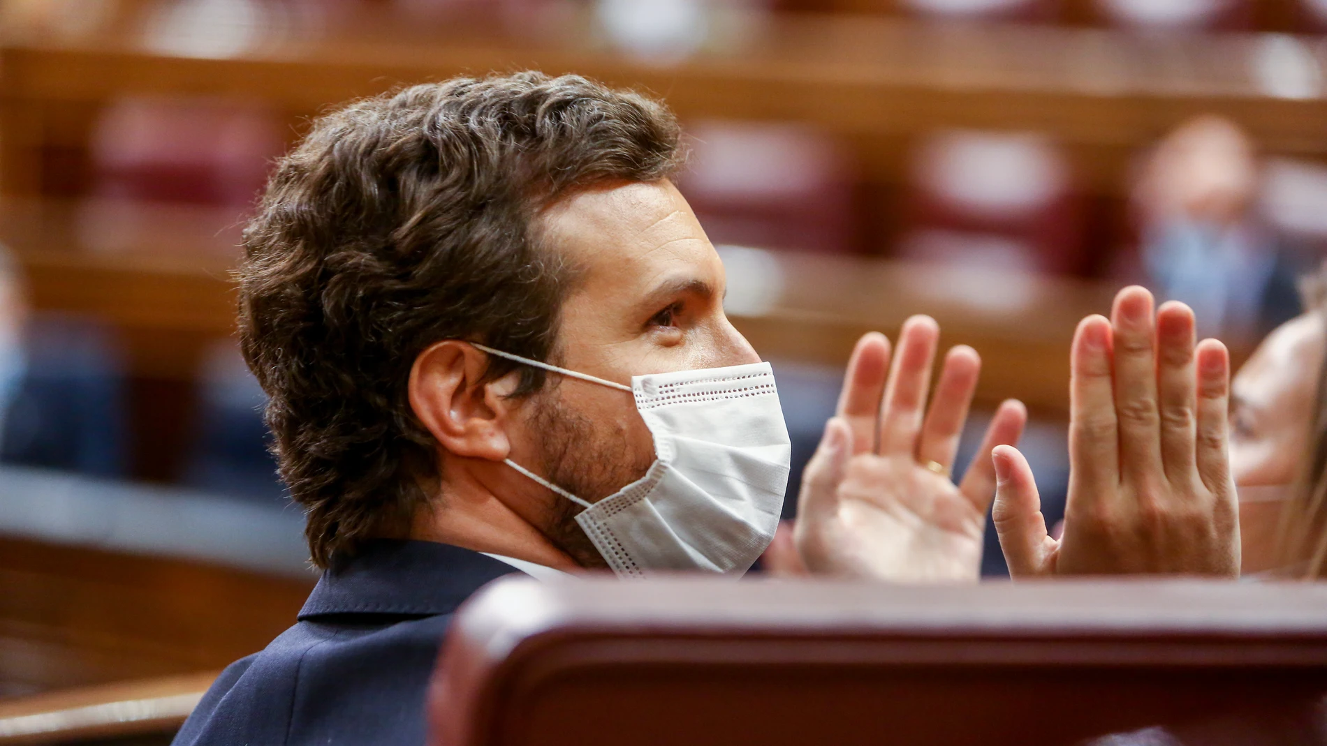 El líder del PP, Pablo Casado, aplaude en una sesión de control en el Congreso de los Diputados, a 12 de mayo de 2021