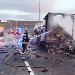 Incendio de un camión de fresas en la autopista AP-1, en la salida de Rubena (Burgos)