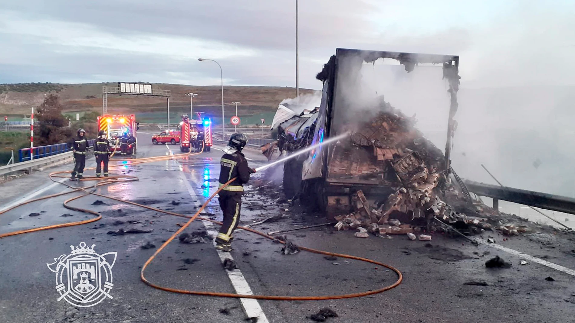 Incendio de un camión de fresas en la autopista AP-1, en la salida de Rubena (Burgos)