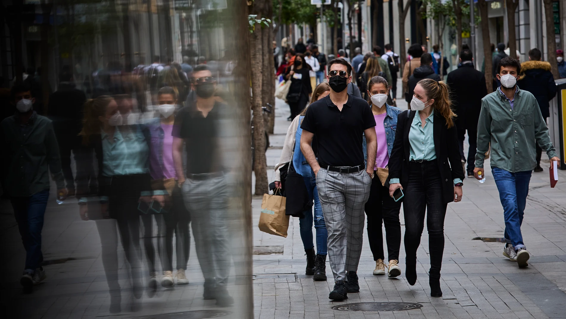Gente pasea con mascarillas en la Gran Vía de Madrid.