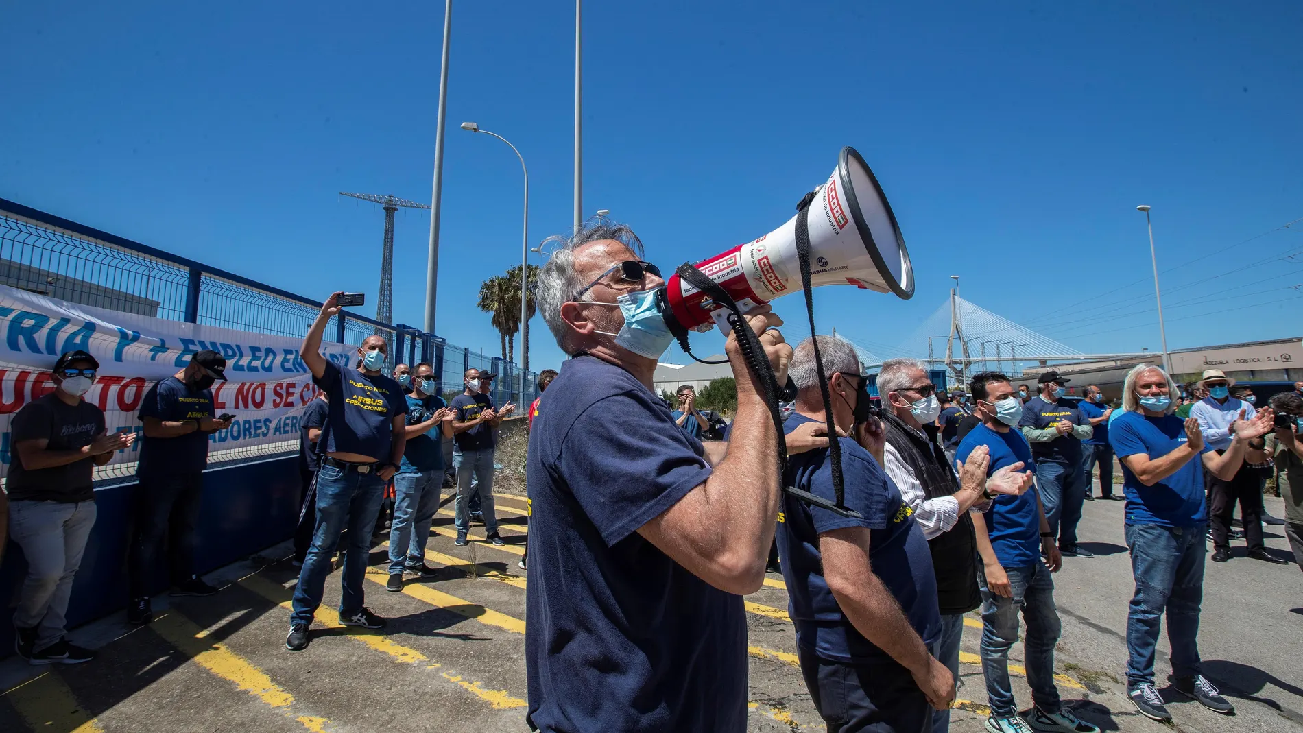 Trabajadores de Airbus Puerto Real concentrados el 13 de mayo en la puerta del muelle del Bajo de la Cabezuela desde donde se alijaban y embarcaban los componentes aeronáuticos del A380