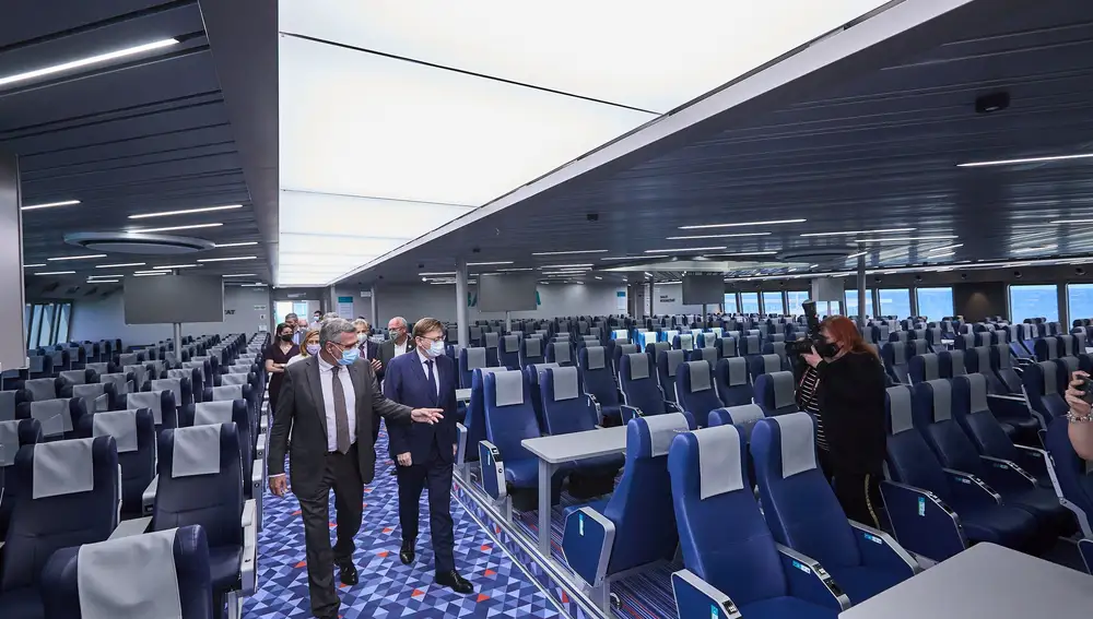 GRAFCVA4843. DÉNIA (ALICANTE), 13/05/2021.-El president de la Generalitat, Ximo Puig ( d) ,el presidente de Balearia, Adolfo Utor, (i ) en el 'fast ferry' de Balearia 'Eleanor Roosevelt' que hoy ha sido `presentado en el puerto de Dénia.EFE/ Natxo Frances