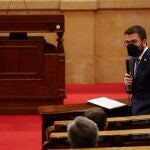 El vicepresidente del Govern en funciones, Pere Aragonès, responde a una pregunta durante el pleno del Parlament en el que se celebra la sesión de control al Govern y el vicepresidente Aragonès comparece para informar sobre la situación económica, sanitaria y social.