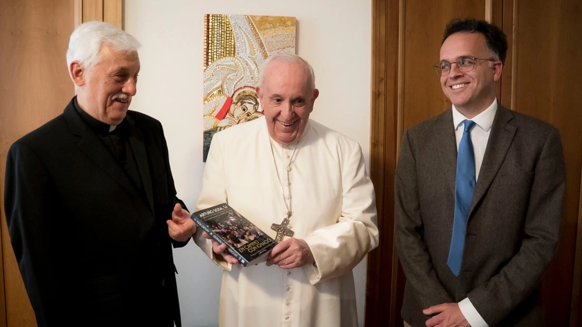 Visit of Fr. General Arturo Sosa and journalist Dario Menor to Pope Francis on the occasion of the launch of En Camino con Ignacio.COMPAÑÍA DE JESÚS13/05/2021