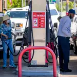 Colas para poner gasolina en una estación de Alexandria en Virginia, USA por el sabotaje contra el oleoducto