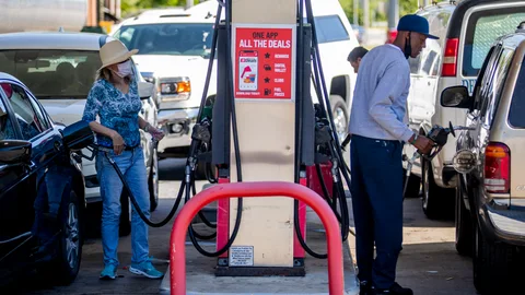Colas para poner gasolina en una estación de Alexandria en Virginia, USA por el sabotaje contra el oleoducto